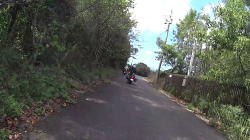狭い道を上がる