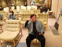 一番前の席へと座る