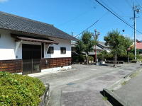 お寺前のトイレと山門