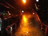 雨中の対岸への橋